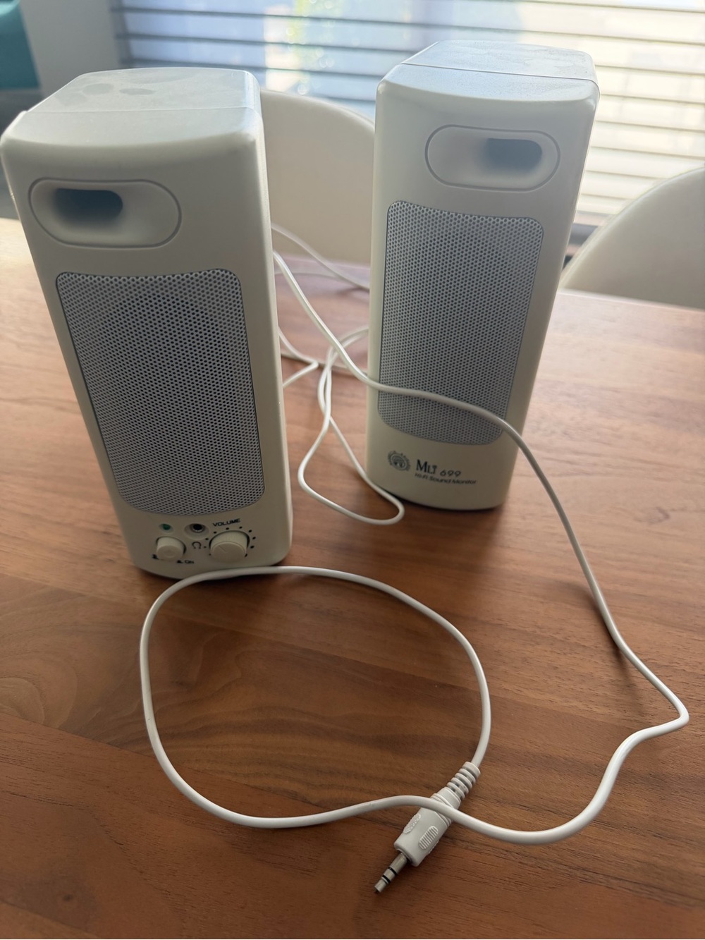 White Portable Computer Speakers - Compact Stereo Pair